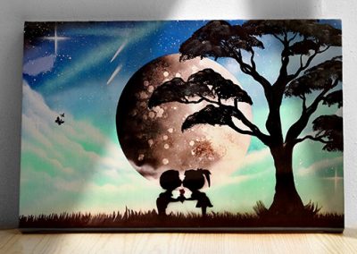 Bambocci Dolci- Bambini che si scambiano un bacino davanti la luna, pianeta, albero, sera- Wolf Art