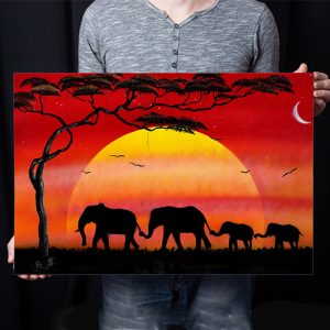 Famiglia di elefanti- Famiglia di elefanti che si tengono per la coda e proboscide passeggiando nel tramonto. Wolf Art