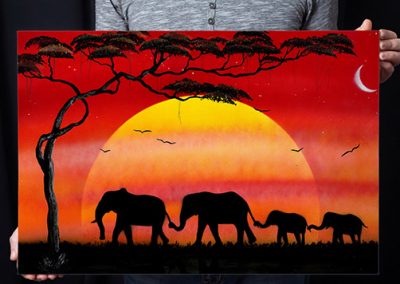 Famiglia di elefanti- Famiglia di elefanti che si tengono per la coda e proboscide passeggiando nel tramonto. Wolf Art