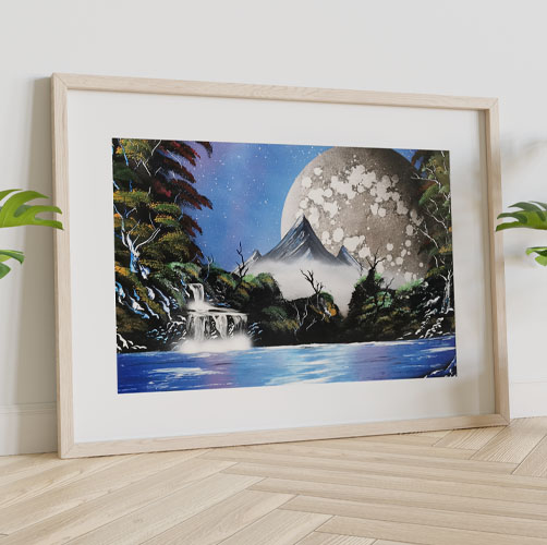 Tenera è La Notte- Immagine notturna di montagna che si specchia nel lago, con luna e alberi- Wolf Art
