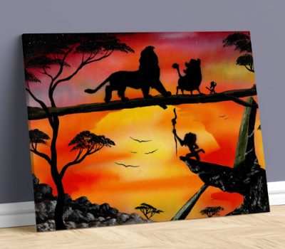 Il Re Leone- Personaggi del re leone che camminano sul tronco al tramonto. immagine iconica- Wolf Art