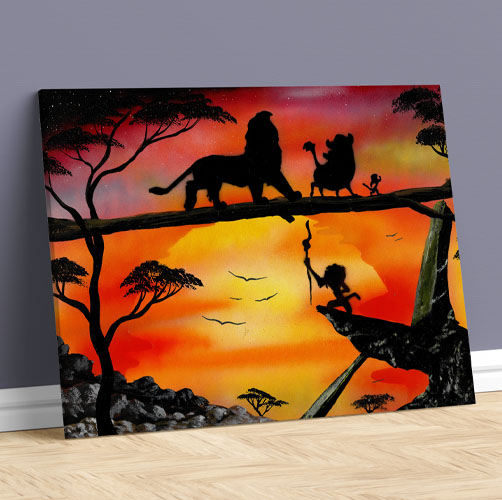 Il Re Leone- Personaggi del re leone che camminano sul tronco al tramonto. immagine iconica- Wolf Art